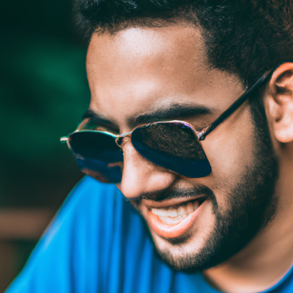 Homem jovem sorrindo com óculos escuros